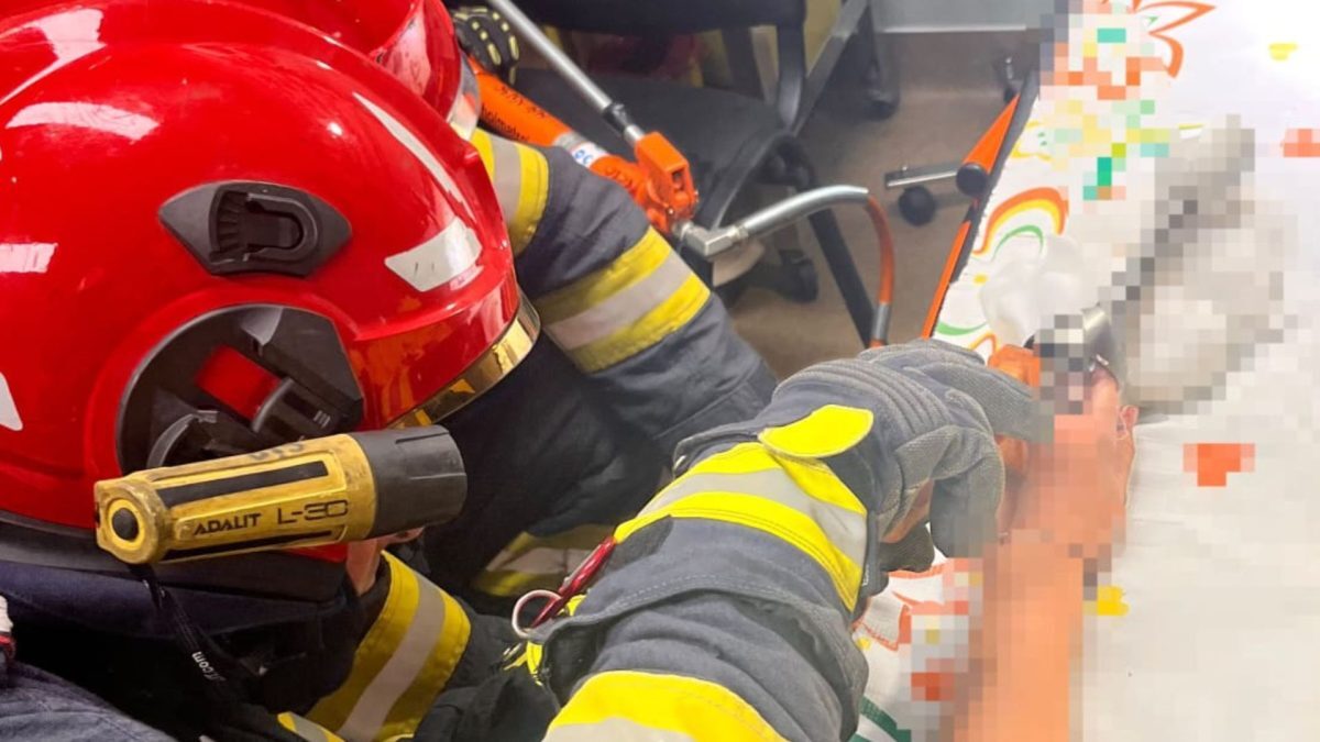 Tânără, spitalizată după incident în bucătărie. Greșeli periculoase la gătit