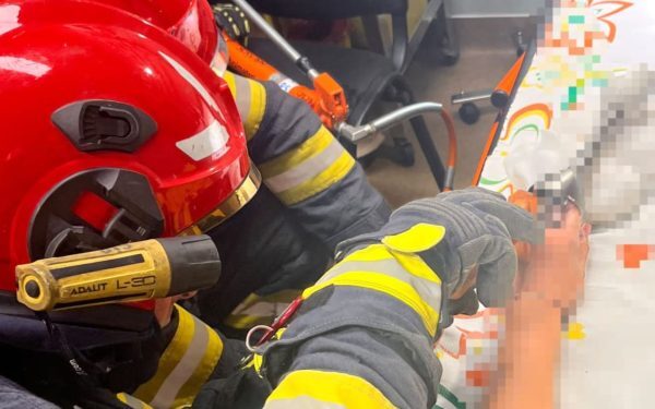 Tânără, spitalizată după incident în bucătărie. Greșeli periculoase la gătit