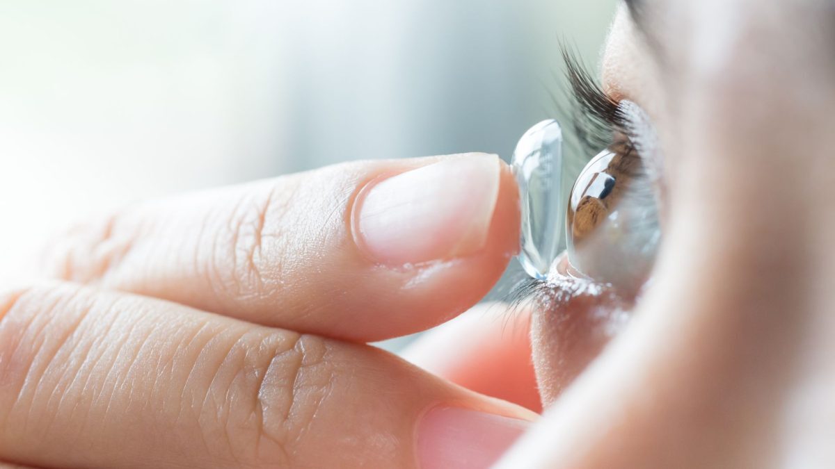 Pericolele lentilelor de contact: locurile unde nu le poți purta