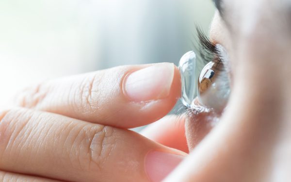 Pericolele lentilelor de contact: locurile unde nu le poți purta