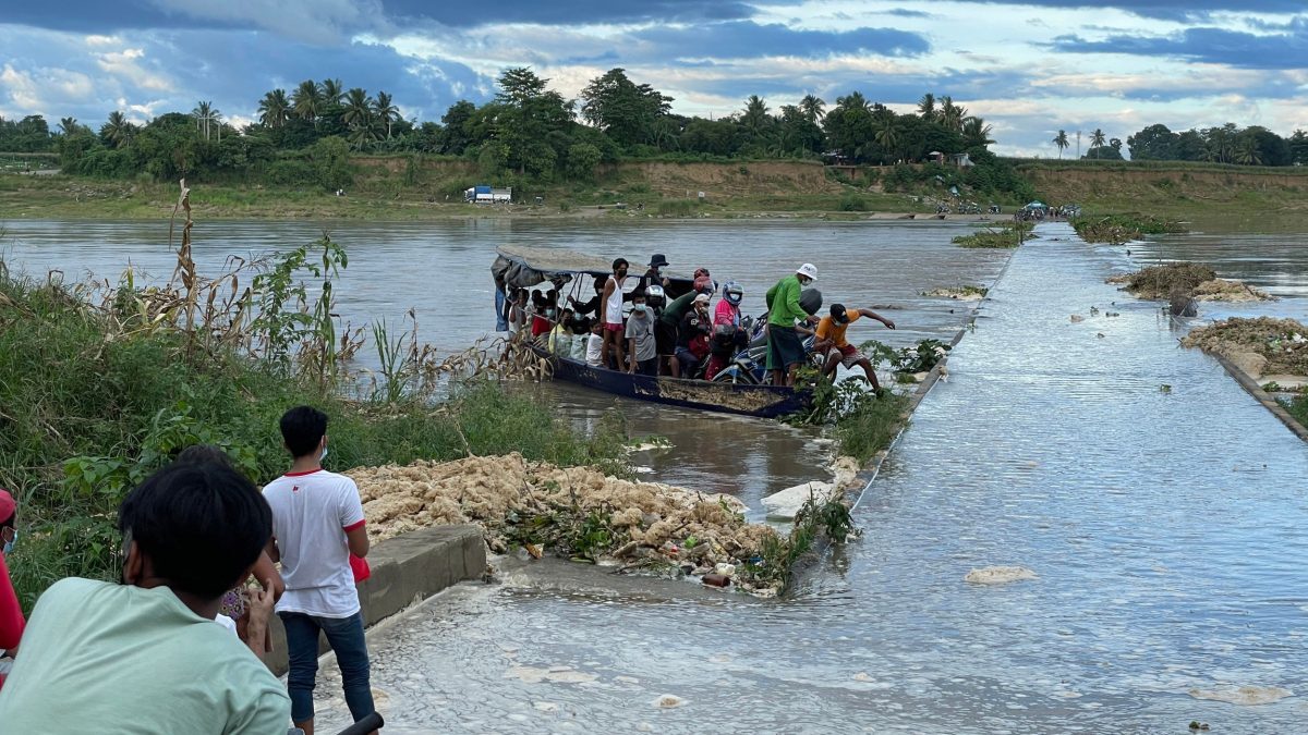 Furtuna Maymay blochează rute, închid școli în Filipine