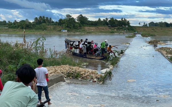 Furtuna Maymay blochează rute, închid școli în Filipine