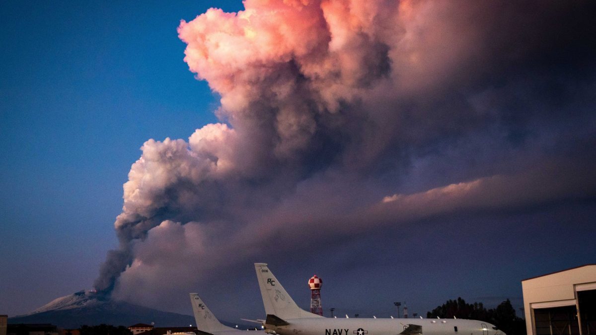 Etna închide aeroportul din Sicilia
