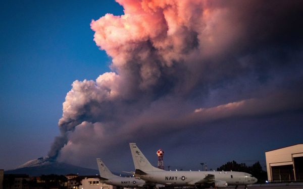 Etna închide aeroportul din Sicilia