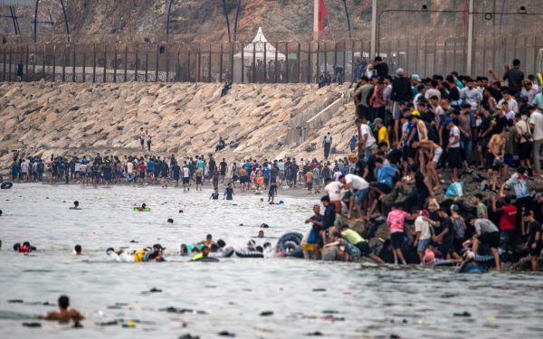 Avertisment! Migranți, noi apeluri masive către Ceuta și Melilla