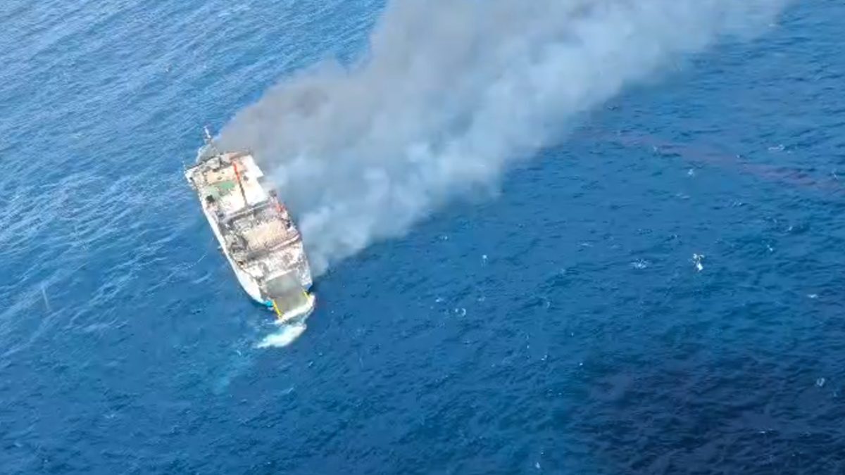 Feribot în flăcări la Bali: 100 de pasageri, salvați miraculos
