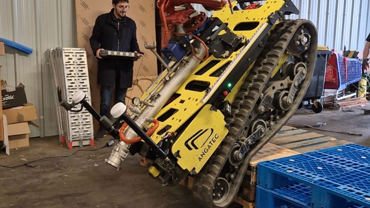 București: Robotul românesc care distruge drone, stinge focuri și ajută la culturi