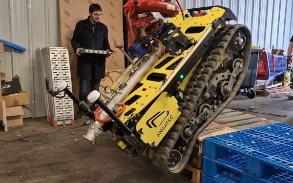 București: Robotul românesc care distruge drone, stinge focuri și ajută la culturi