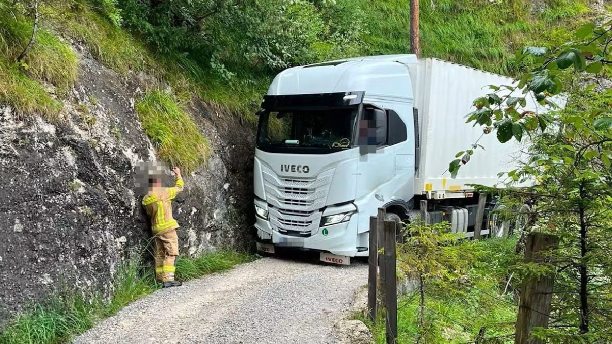 TIR-ist român, blocat în pădure, a abandonat semiremorca