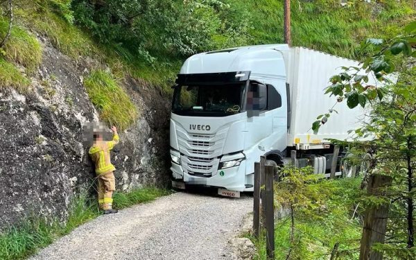 TIR-ist român, blocat în pădure, a abandonat semiremorca