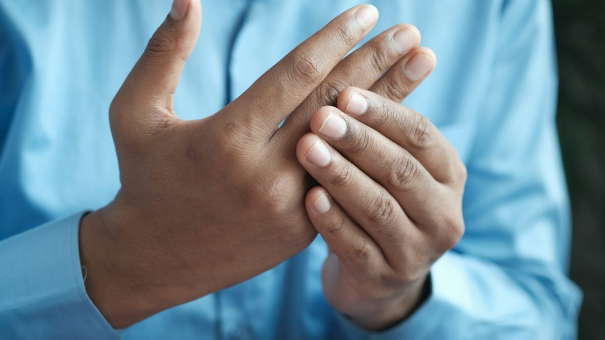 Trosnirea degetelor: Ce ascunde acest gest zilnic