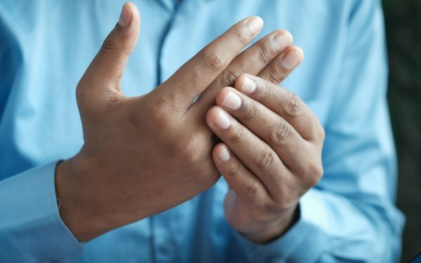 Trosnirea degetelor: Ce ascunde acest gest zilnic