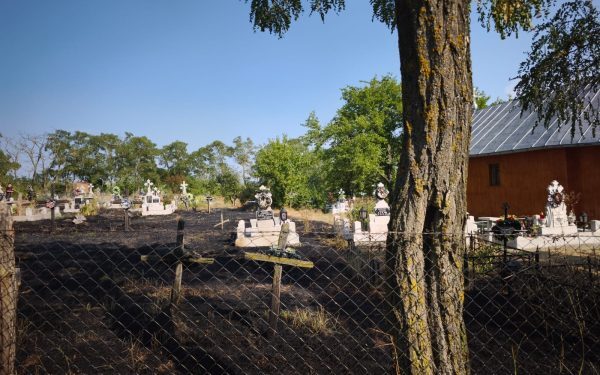 Incendiu în cimitirul din Botoșani: Lumânare nesupravegheată a pus pe jar crucile
