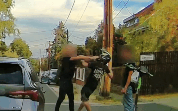 Autocar furios, revoltă pe șosea: tânăr atacat de șofer
