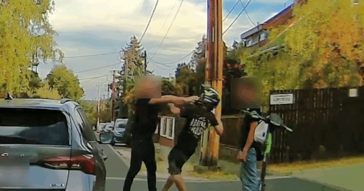 Autocar furios, revoltă pe șosea: tânăr atacat de șofer