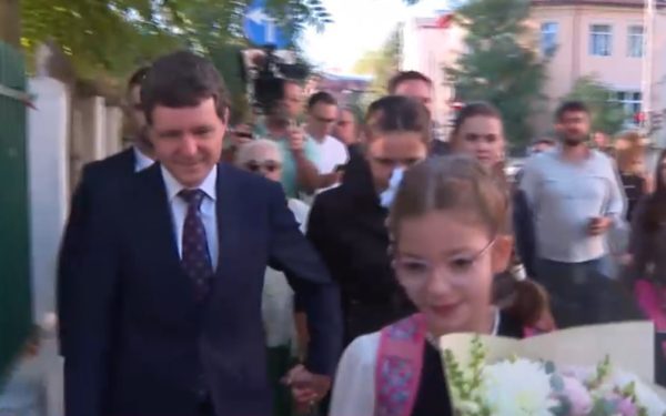 Nicușor Dan: Educația, dincolo de note. Prima zi de școală cu fiica