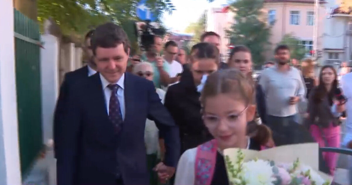 Nicușor Dan: Educația, dincolo de note. Prima zi de școală cu fiica