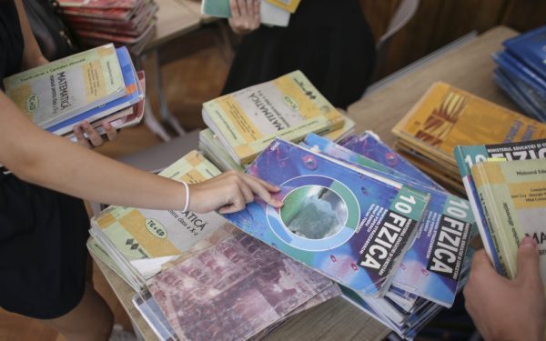 Liceul începe fără manuale. Ministrul: "Avem varianta digitală"