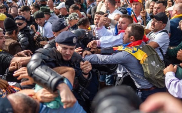 Piața Victoriei: Alți 4 instigatori, arestați pentru 30 de zile