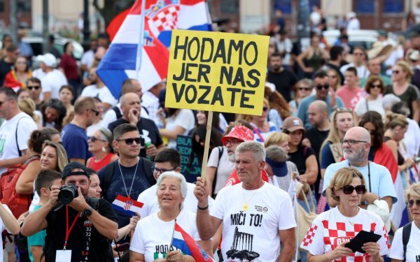 Croația fierbe: Protest masiv anti-toxice. Se cere curățenie generală