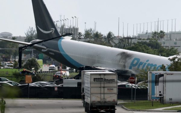 AVION CARGO AMAZON, DE PE PISTĂ LA MIAMI, LOVEȘTE MAȘINI