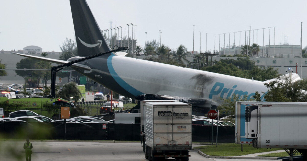 AVION CARGO AMAZON, DE PE PISTĂ LA MIAMI, LOVEȘTE MAȘINI