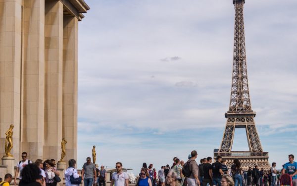 Turnul Eiffel se deschide. Femeilor li s-a cerut să fie „invizibile” delegației hinduse