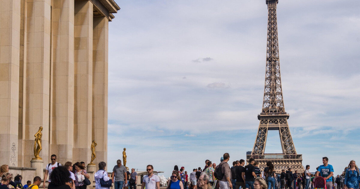 Turnul Eiffel se deschide. Femeilor li s-a cerut să fie „invizibile” delegației hinduse