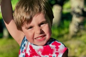 Tragedie în România: Copil de 5 ani, uitat în mașina încinsă de părinți