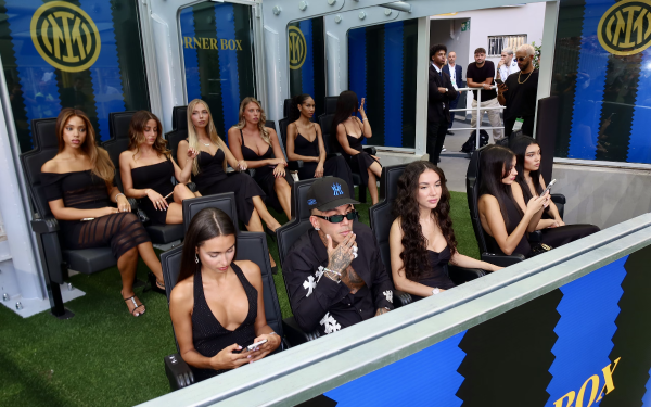 Rapperul faimos, escortat de 10 femei, surprinde pe toată lumea