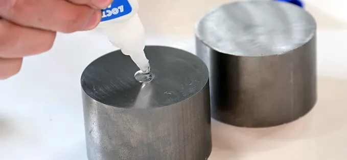 Super Glue: Secretele adezivului care ne ține lipiți