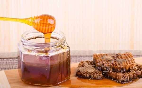 Mierea interzisă: Cine nu o poate consuma deloc