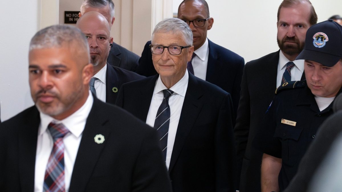 Gates: AI ne obligă să trăim ca-n filmele cu extratereștri