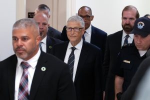 Gates: AI ne obligă să trăim ca-n filmele cu extratereștri