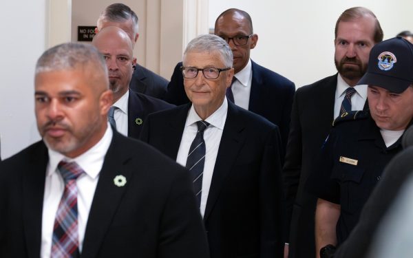 Gates: AI ne obligă să trăim ca-n filmele cu extratereștri