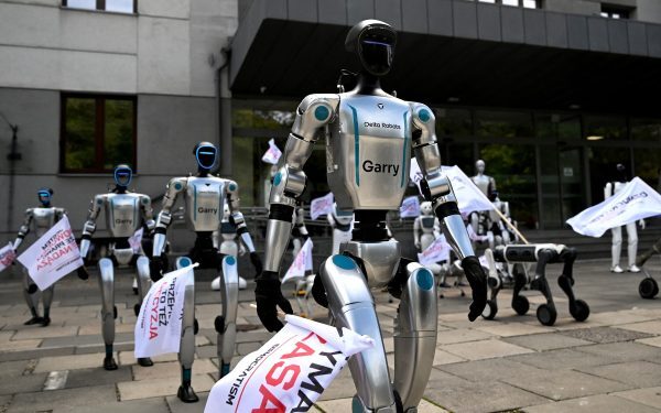 Roboții protestează contra IA în Polonia