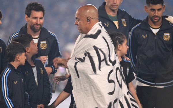 Omul care l-a făcut pe Messi să plângă, banner interzis